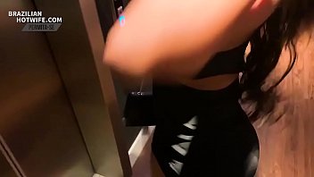 Горничная в униформе подставляет волосатую дырочку для секса